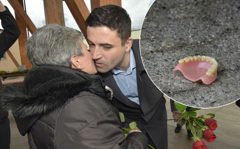 Netko je izgubio zubalo dok su političari dijelili cvijeće po Gospiću