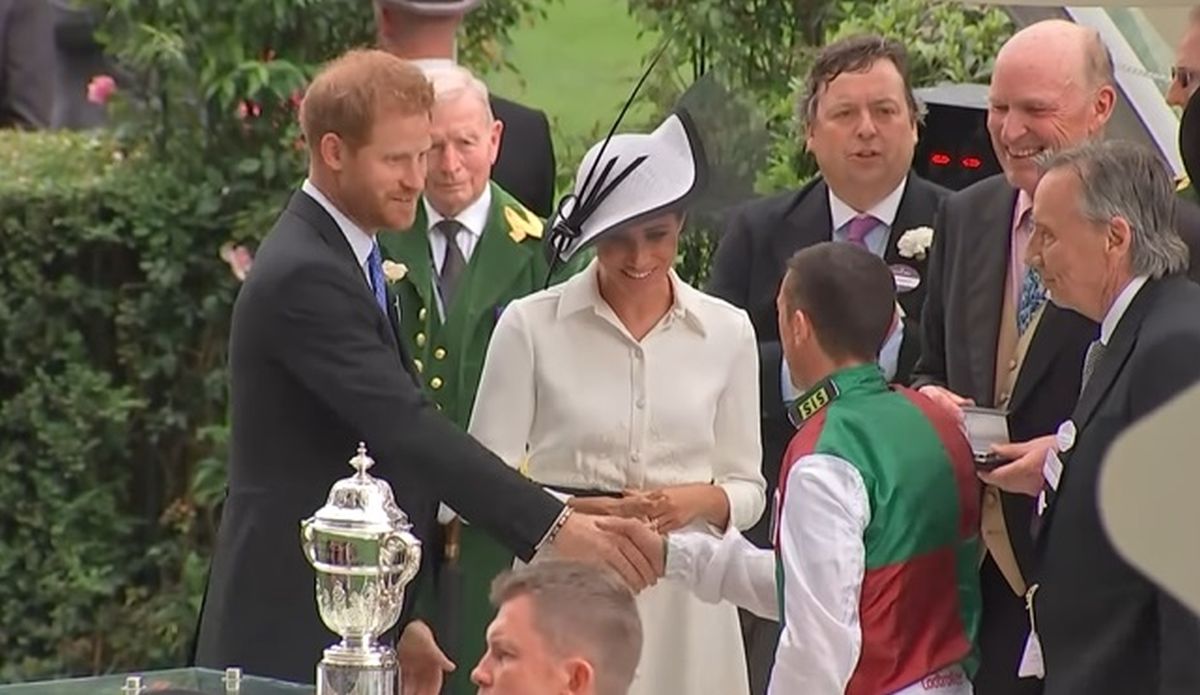 Harryjeva reakcija nakon što je drugi frajer poljubio Meghaninu ruku je neprocjenjiva