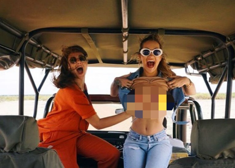 Rita Ora objavila fotku na kojoj joj frendica dira gole grudi