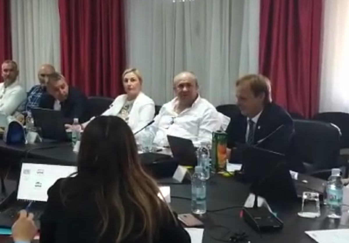 VIDEO Kerum se naljutio na fotografa: "Pišem poruke ženi, a on slika"