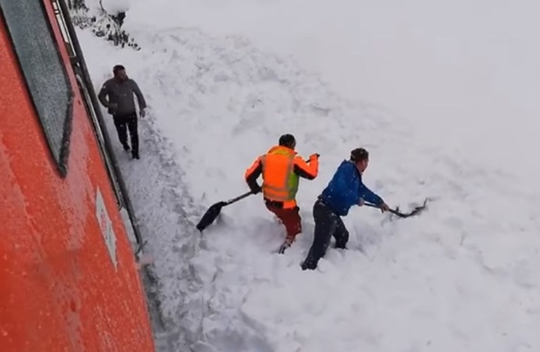 Strojovođa zaustavio vlak jer je uočio nešto u snijegu pa spasio život divokozi