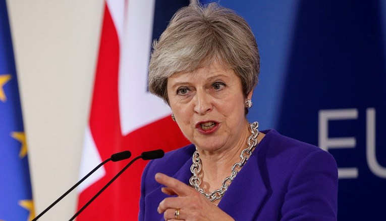 May brani svoj sporazum o Brexitu