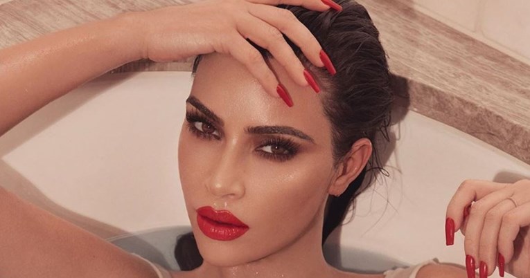 Kim Kardashian pozirala u kadi i pokazala bradavice