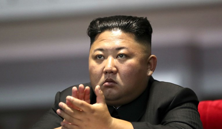 Kim Jong-un pregledao novu podmornicu, sumnja se da sadrži projektile
