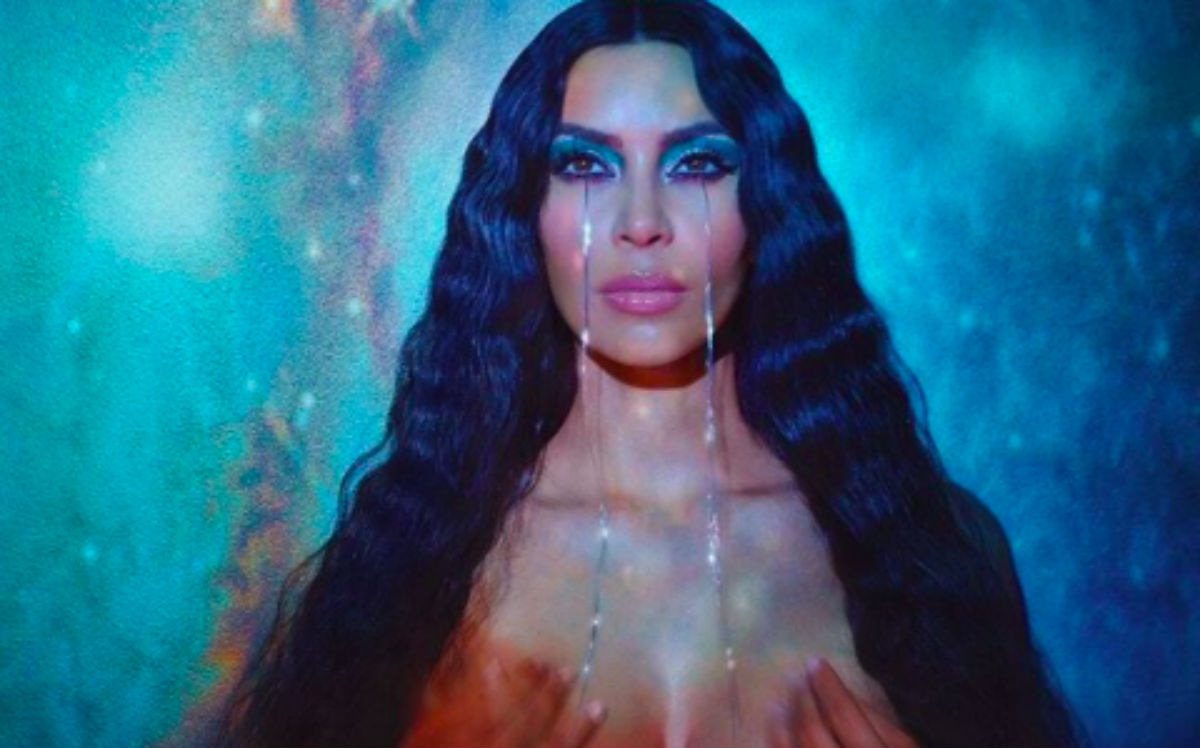 Kim Kardashian pozirala gola, fanovi je napali jer smatraju da nije uzor djeci