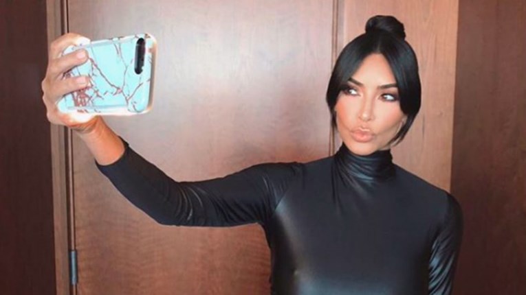 Fanovi napali Kim Kardashian zbog fotošopiranja stražnjice na novim fotkama