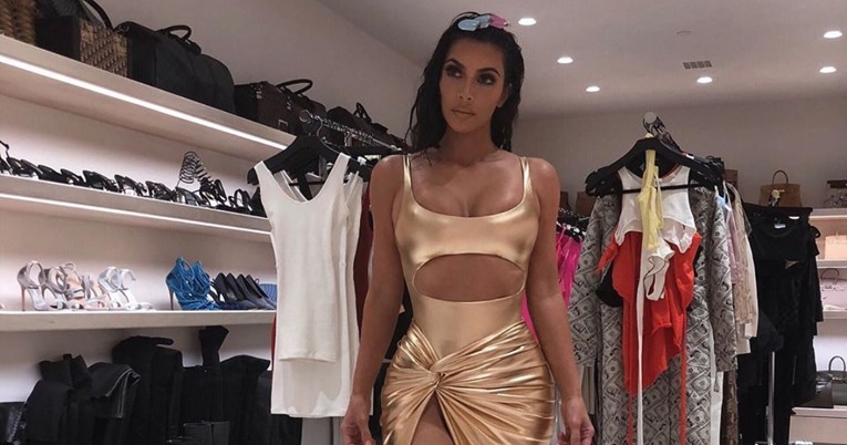 Kim Kardashian seksi fotkom otkrila mišićav trbuh i izazvala lavinu reakcija