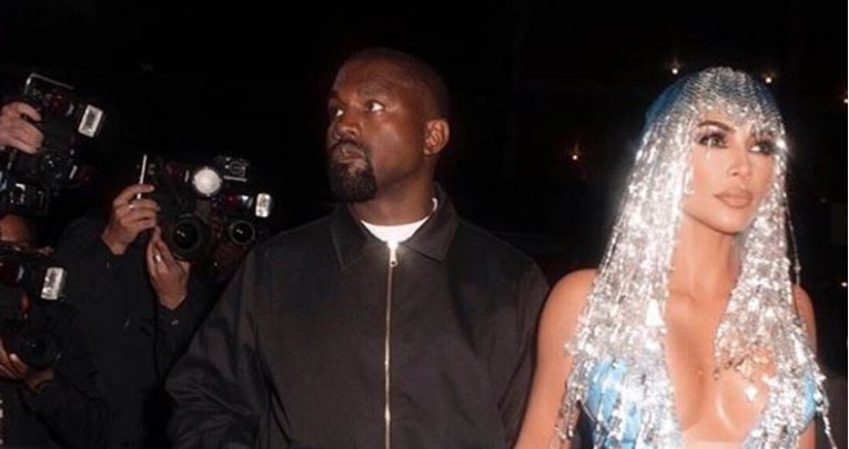 Kim Kardashian je obline jedva uvukla u dekoltiranu haljinu od lateksa