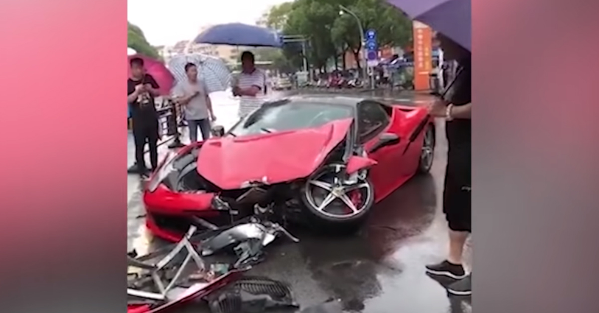 Nestao u sekundi: Kineskinja unajmila Ferrari i razbila ga nakon par metara