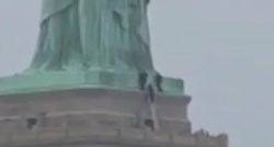 Žena se popela na Kip slobode