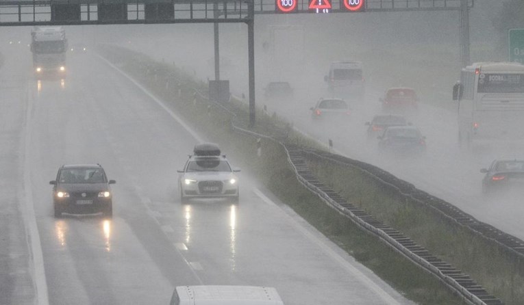 Bura paralizirala promet: Zatvorena autocesta, kiša stvara velike probleme, gužva prema moru