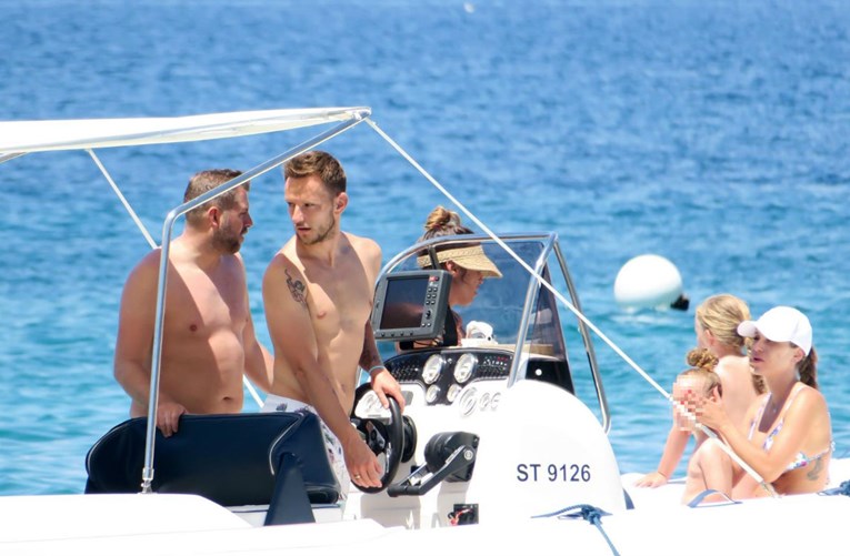 Rakitić s obitelji stigao na ljetovanje u Hrvatsku, uživaju u kupanju na Šolti