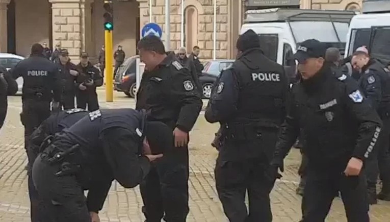 Bugarska policija bacila suzavac na prosvjednike, vjetar im ga vratio u lice