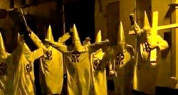 Ku Klux Klan marširao po Sjevernoj Irskoj, u pubu im odbili poslužiti piće