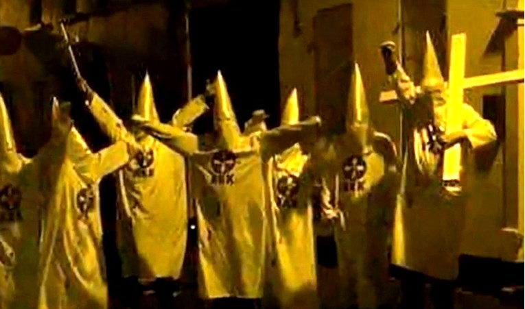 Ku Klux Klan marširao po Sjevernoj Irskoj, u pubu im odbili poslužiti piće