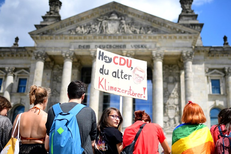 Novi prosvjed za klimu u Njemačkoj, školarci okružili parlament