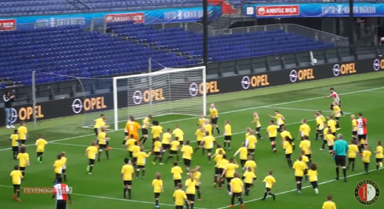 VIDEO Ovako izgleda utakmica prve momčadi Feyenoorda protiv 120 klinaca