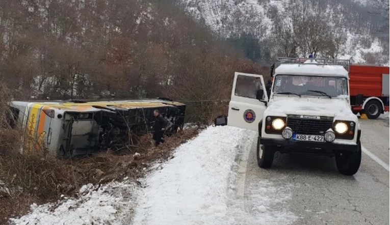 Dvoje ljudi poginulo u prevrtanju autobusa u BiH
