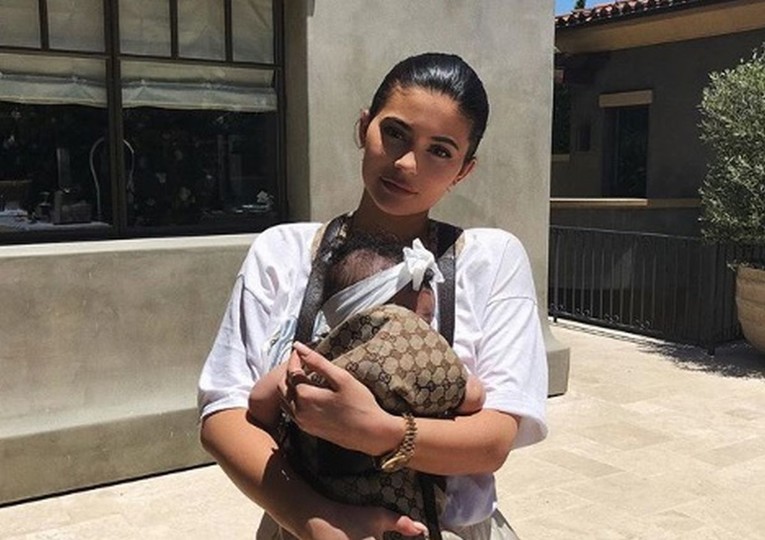 Kylie Jenner kćer nosi u Gucci nosiljci od 4000 kuna