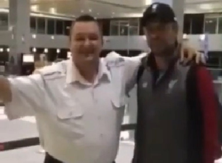 VIDEO Navijač Zvezde zagrlio Kloppa i otpjevao mu: "Kako prca Zvezda"