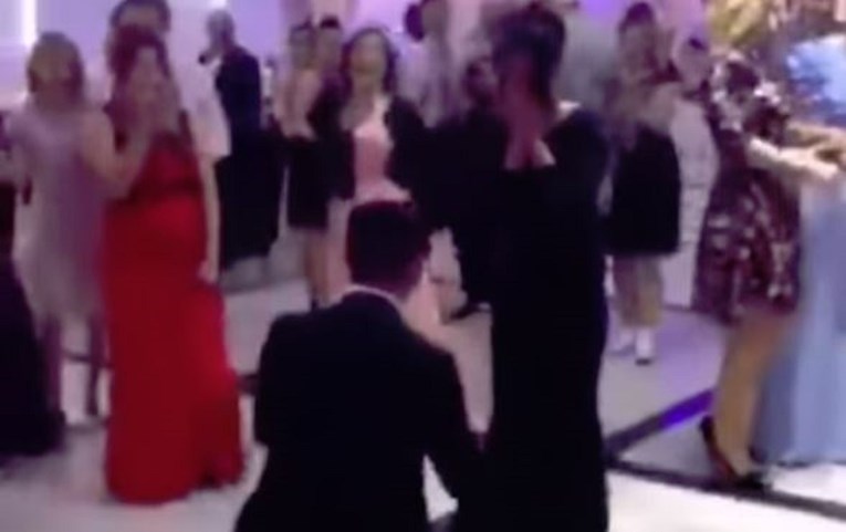 VIDEO Kleknuo pred curu na maturalnoj zabavi u Slavonskom Brodu, rekla je "da"