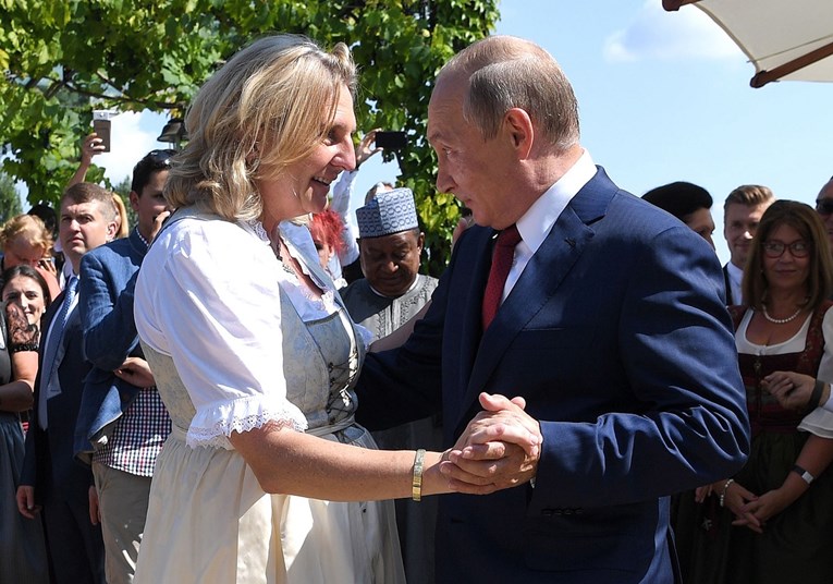 Austrijska ministrica naklonila se Putinu na svojoj svadbi: "To je sramota"