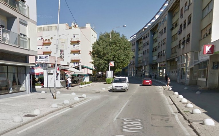 Razbio automobil u Kninu, a onda muškarca izbo nožem. U pritvoru je