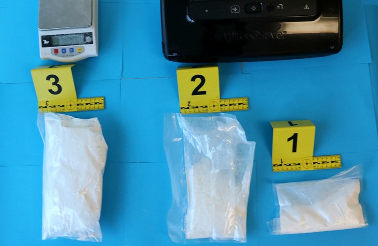 U Solinu autom bježao policiji, u stanu mu našli više od 840 grama kokaina