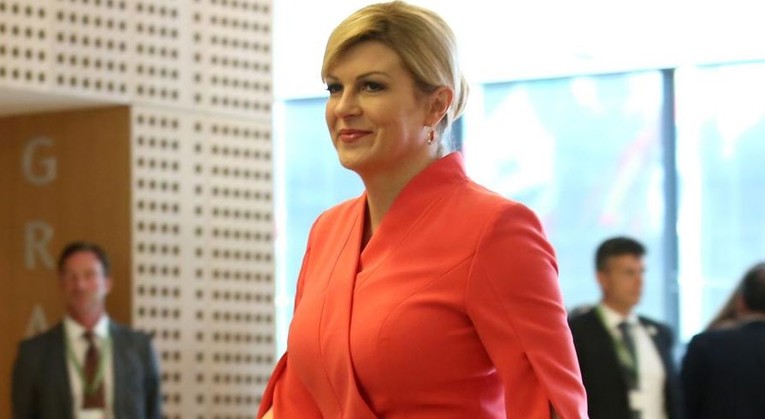 Kolinda u crvenom od glave do pete zablistala u Sloveniji