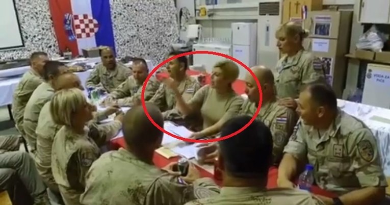 VIDEO Poslušajte Kolindu kako s vojnicima u Afganistanu pjeva Pod brajde