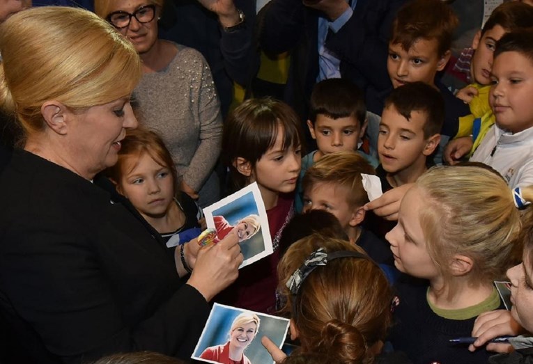 Je li ovo normalno? Kolinda dijelila djeci svoje slike, a onda ih potpisivala