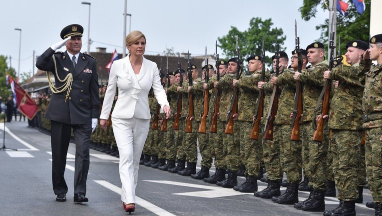 Poput Tuđmana: Kolinda u bijelom odijelu marširala ispred vojnika