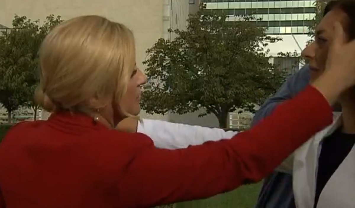 Morate vidjeti kako Kolinda popravlja frizuru HRT-ovoj reporterki u New Yorku