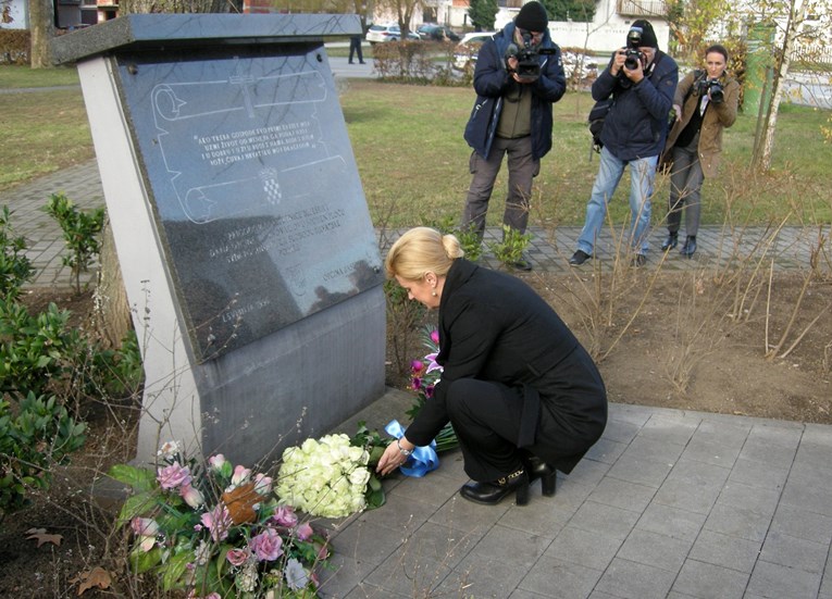 Kolinda obišla Jasenovac i Baćin, najveću masovnu grobnicu iz rata nakon Ovčare