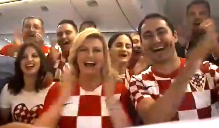 VIDEO Kolinda iz aviona za Moskvu najavila finale - na ruskom