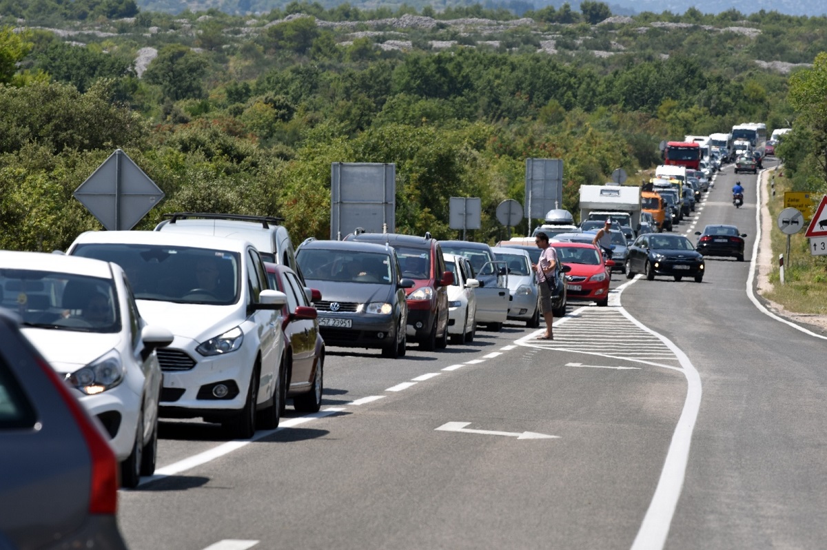 Gužve diljem zemlje: Prometna kod Gline prekinula promet, smanjuje se gužva kod Lučkog