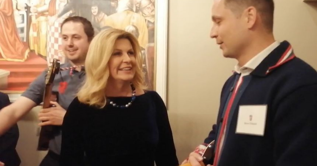 Kolinda se baš zabavlja u Kanadi. Zapjevala s tamburašima pa se malo zaplela