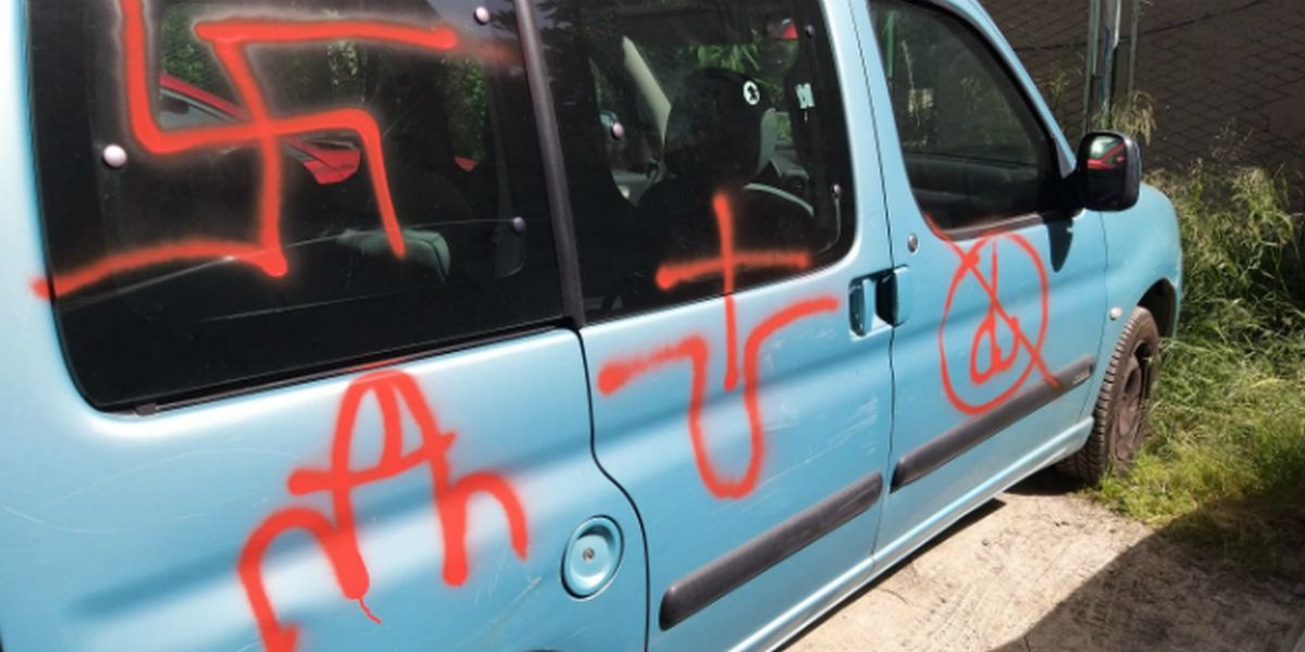 Kombi splitskih tablica u Splitu išaran Dinamovim grbom i fašističkim simbolima