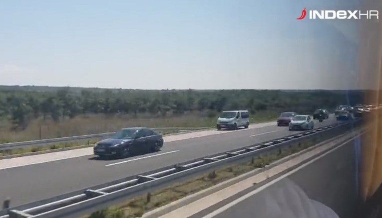 VIDEO Vozači kombija na autocesti pretječu kolonu po zaustavnoj traci