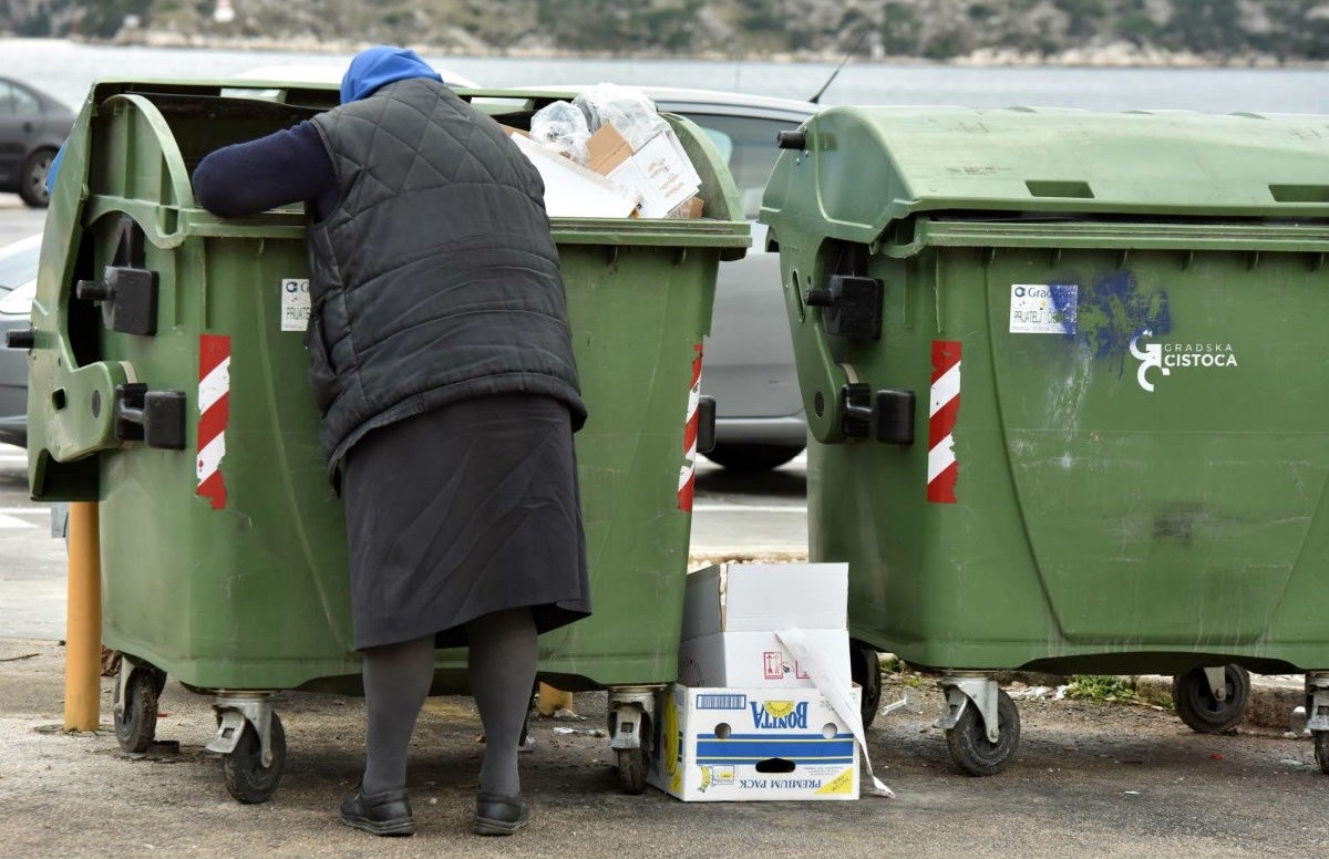 Mirovinci posuđuju novac državi i tako ugrožavaju buduće mirovine