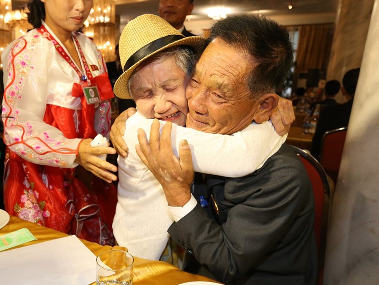 Pogledajte susret korejskih obitelji, nisu se vidjeli preko 60 godina