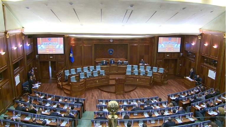Sve napetije na Kosovu, srpski zastupnici se zatvorili u parlament