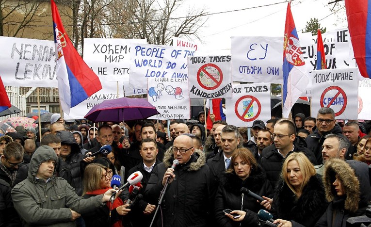 Kosovski Srbi prosvjeduju zbog uvođenja carina na robu iz Srbije
