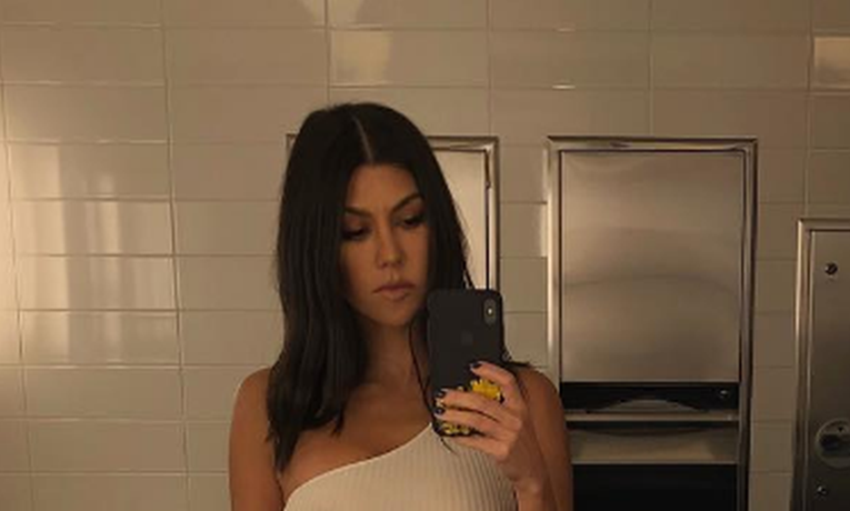Kourtney Kardashian fotkala se bez grudnjaka u prozirnom topiću