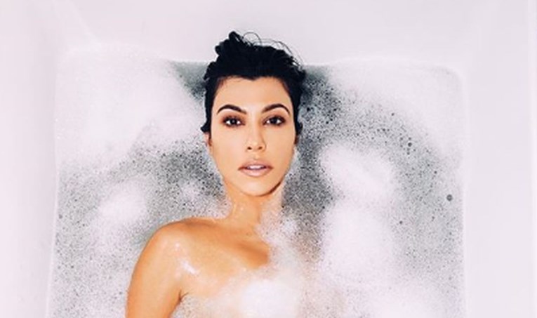 Kardashianka objavila golu fotku, svi komentiraju nogu: "Najgori Photoshop ikad"