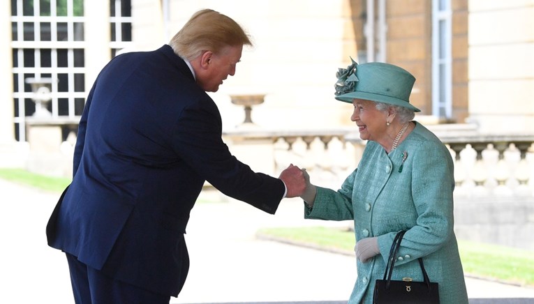 Zašto se Donald i Melania Trump nisu naklonili britanskoj kraljici?