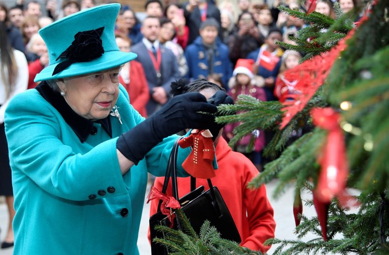Najtužniji razlog zbog kojeg kraljica ne skida božićne ukrase do veljače