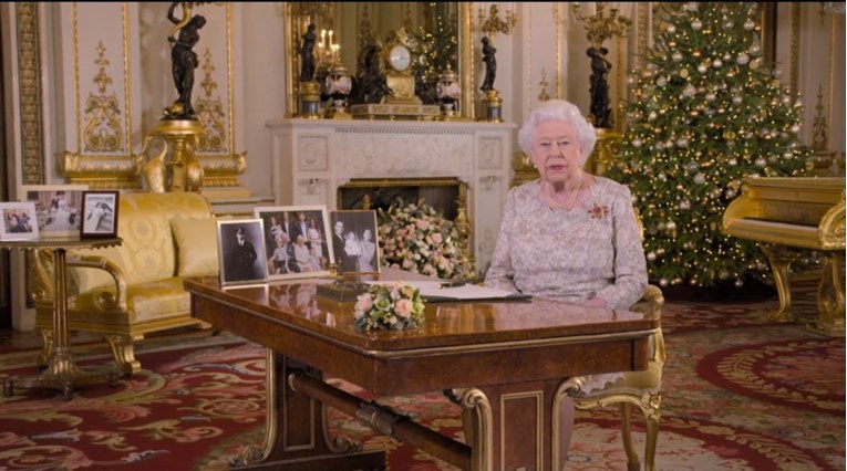 Britanci bijesni na kraljicu zbog raskošne božićne čestitke