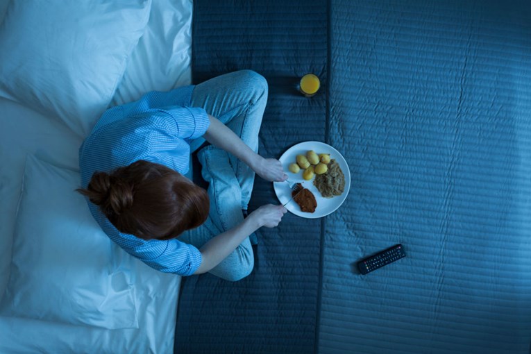 Ako idete u krevet nakon 23 sata, vjerojatno konzumirate više kalorija