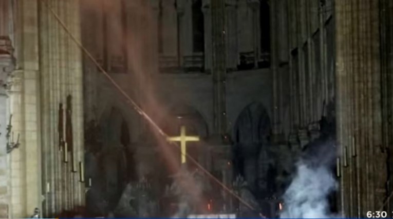 Zlatni križ u katedrali Notre-Dame nije izgorio, evo i zašto